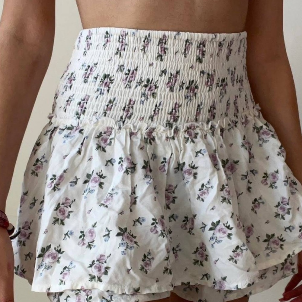 Cute floral Hollister skirt with built in shorts.